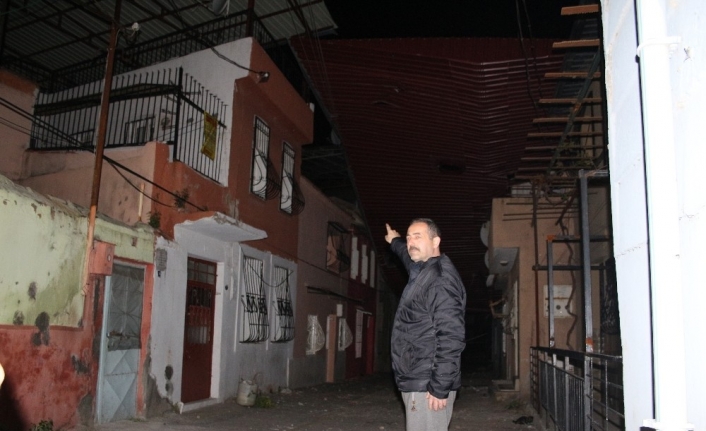 İzmir’de fırtına etkili oldu, çatıları uçurdu