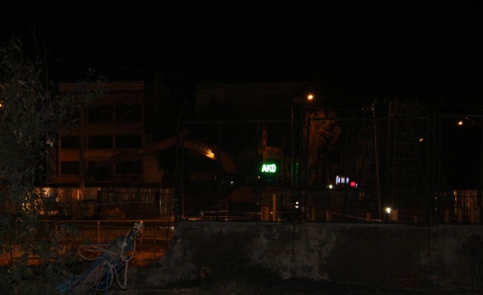 İzmir’de göçük altında kalan işçileri kurtarma çalışmaları gece boyu sürdü