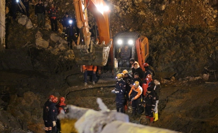 İzmir’deki göçük faciasında ulaşılan ikinci işçinin cansız bedeni enkazdan çıkarıldı