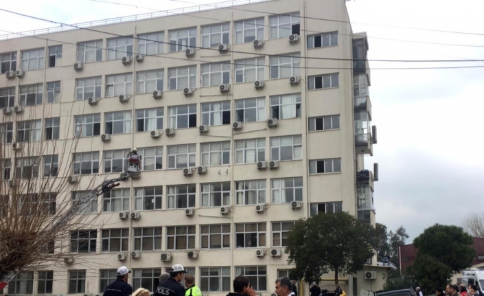 İzmir’deki Tepecik Eğitim ve Araştırma Hastanesi’nde yangın çıktı. İtfaiye ekipleri yangına müdahale ederken, hastanede bulunan hastalarda camlardan tahliye ediliyor.