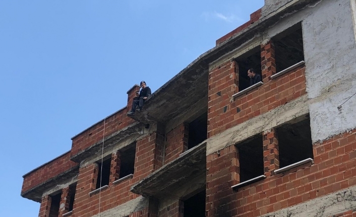 Karısı terk edince çatıya çıktı polis zorlukla aşağı indirdi