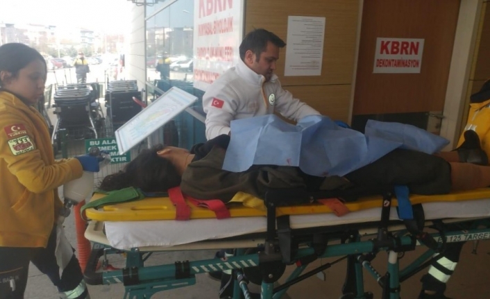 Karşıdan karşıya geçen genç kıza otomobil çarptı