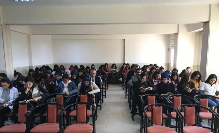 Kaymakam Öner öğrencilerle aynı sırayı paylaştı
