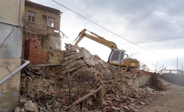 Köylerde metruk binalar tek tek yıkılıyor