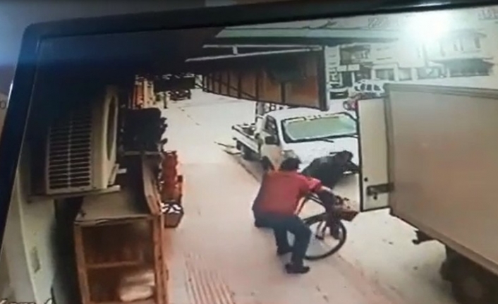 Marketten çıkan adamla kaldırımda seyreden bisikletli böyle çarpıştı