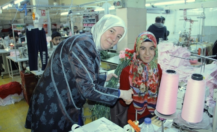 Milletvekili Gözgeç’ten 8 Mart Dünya Kadınlar Günü’nde fabrika çalışanlarına karanfil