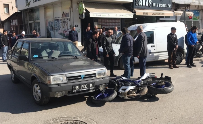 Motosiklet ile resmi plakalı otomobil çarpıştı, bir kişi yaralandı