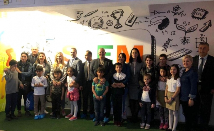 Öğrenciler aileleri birlikte STEM dersine giriyor
