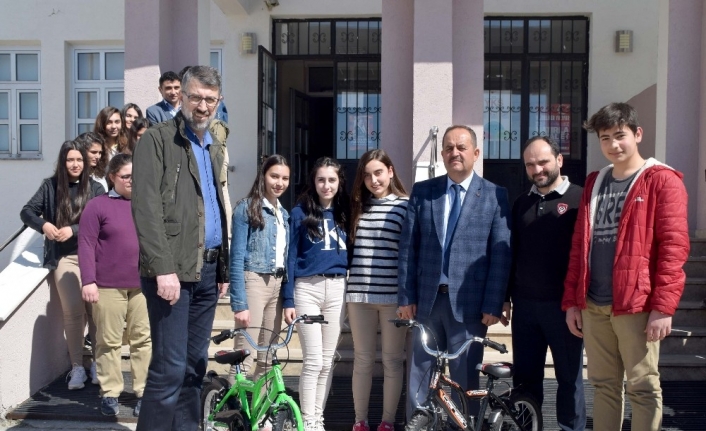 Öğrencilerden yetim kardeşlerine sürpriz hediye