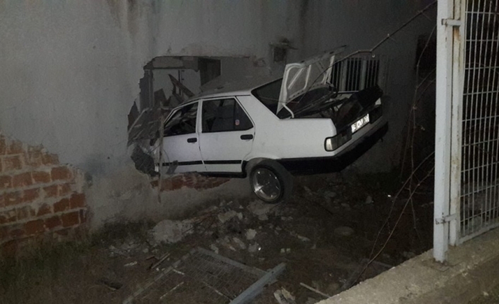 Otomobil eve girdi: 2 yaralı