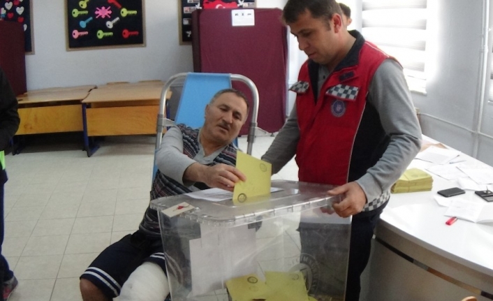 Oy kullanacağı okula ambulansla getirildi