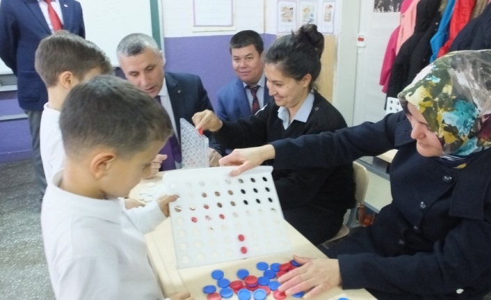 (Özel) Balıkesir’de öğrenciler sınıfta anneleri ile birlikte zeka oyunları oynuyor