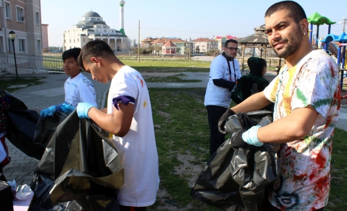 (Özel) Dans ederek çöp topladılar