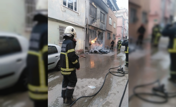 (Özel) Doğalgaz kutusu alev alev yandı, mahalleli büyük panik yaşadı