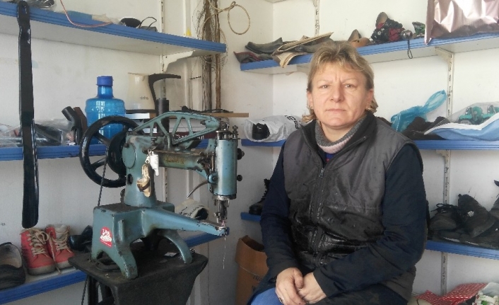 Eşinden öğrendiği meslekte şehrin tek kadın ayakkabı tamircisi oldu