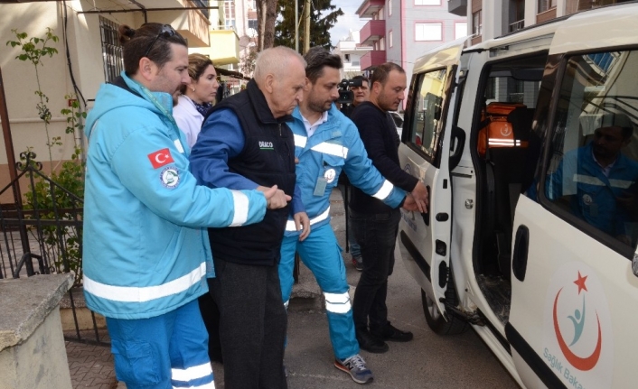 (Özel) Hasta ve yaşlı çift, yataktan sandığa götürüldü