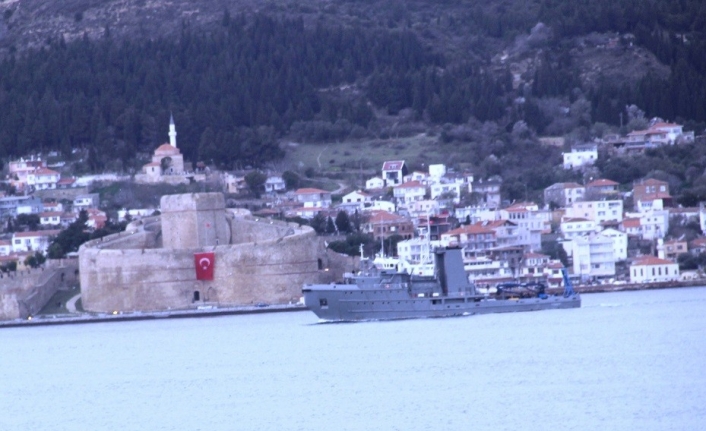 Romanya mayın arama gemisi Çanakkale Boğaz’ından geçti