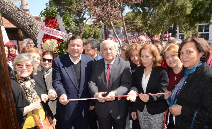 ‘Sırlar Dünyası’ konulu çini sergisi  açıldı