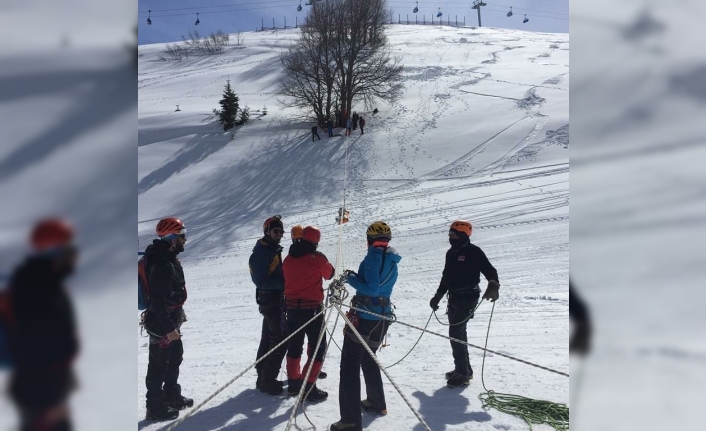 Uludağ’da zorlu kış şartlarında dağcılık eğitimi