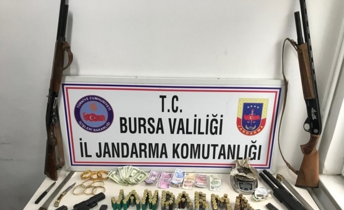 Uyuşturucu baskını yapılan evde cephanelik çıktı