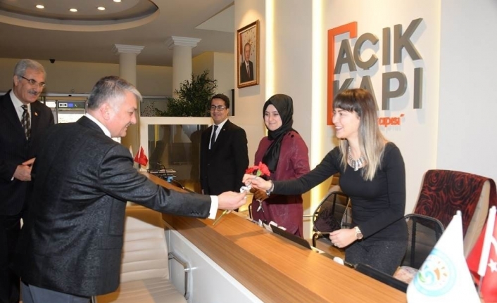 Vali Yazıcı’dan kadınlara karanfil