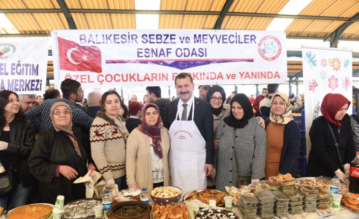 Yılmaz, tezgahta sebze meyve sattı