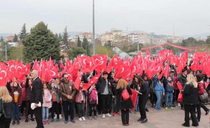 23 Nisan valisi tören alanına 1978 model minibüs ile geldi