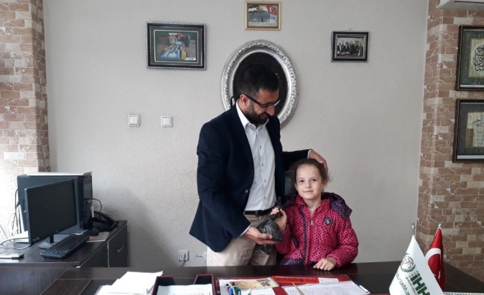 5 yaşındaki Sara Hanzade harçlıklarını Yemen’deki yetim çocuklara gönderdi