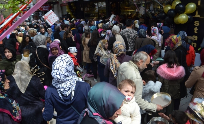Açılışta birbirlerini ezdiler