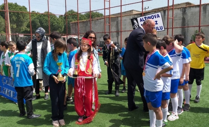 Ayvalık’ta çocuklar oynadı, velileri seyretti