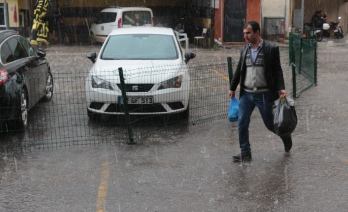 Balıkesir’de aniden başlayan dolu yağışı hayatı felç etti