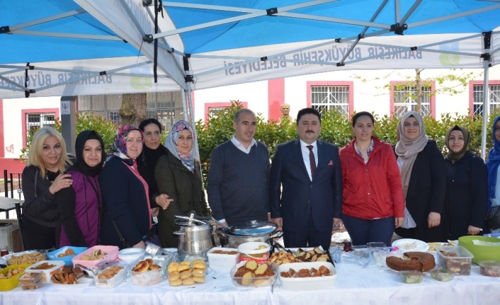 Başkan Avcı Altıeylül Ortaokulu kermesine destek