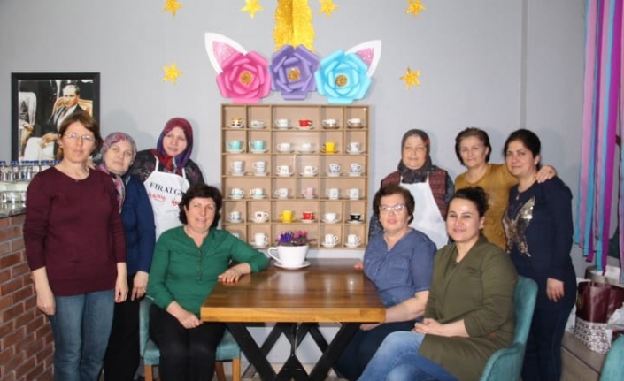 Bu kafenin müşterileri anılı fincanlardan kahvesini içiyor