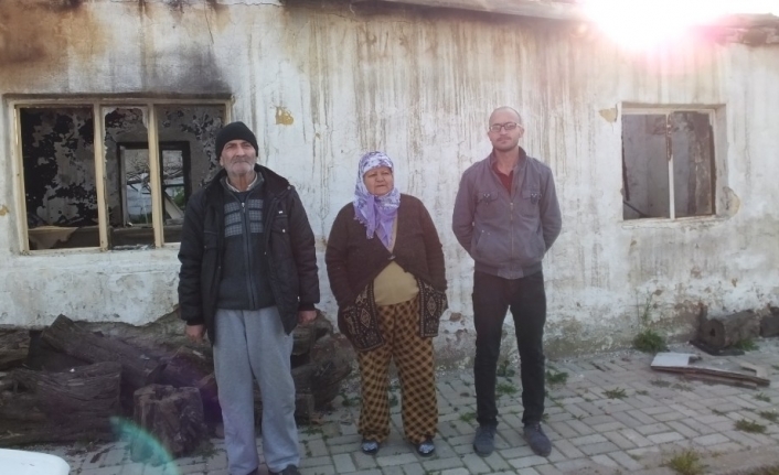 Burhaniye’de evi yanan aile sokakta kaldı