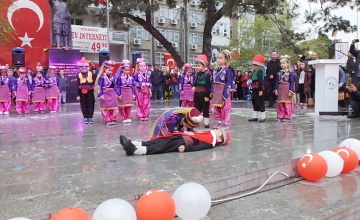 Burhaniye’de halk oyunları şenliği yapıldı
