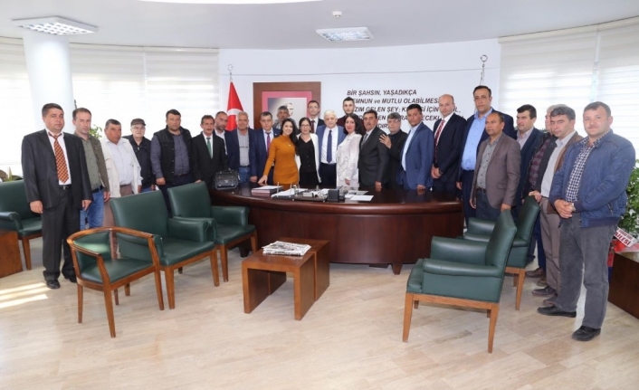 Burhaniye’de muhtarlar Başkan Deveciler’i ziyaret etti