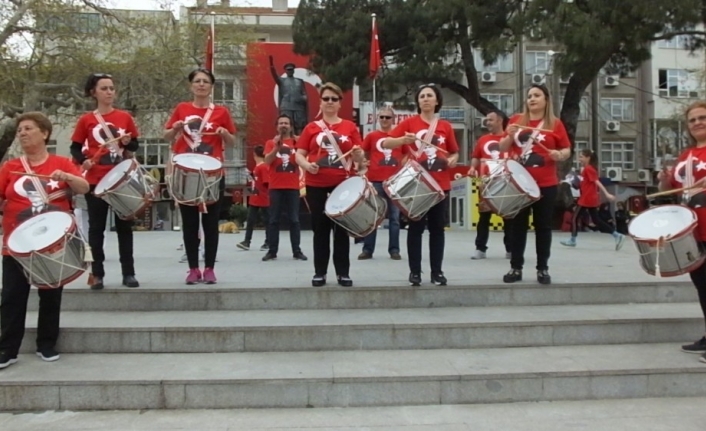 Burhaniye’de öğretmen, öğrenci ve veli bandosu ilgi gördü