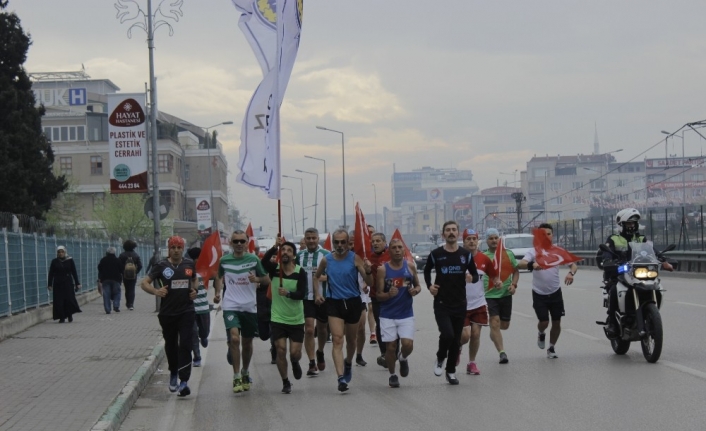 Bursa’da maraton koşucuları polis için 10 kilometre koştu