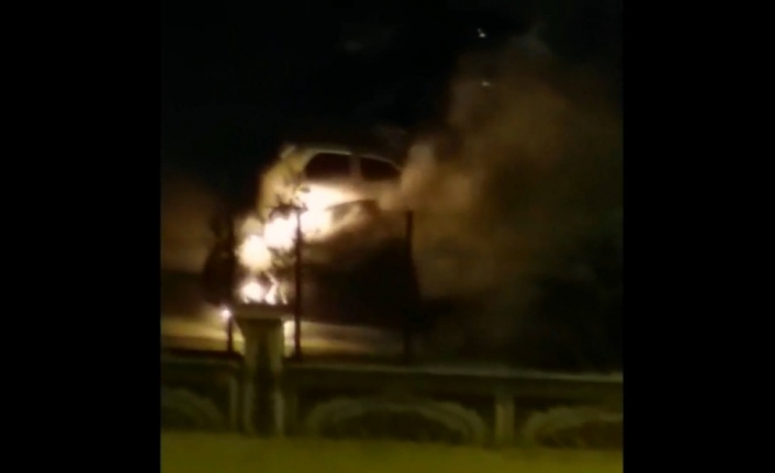 Bursa’da park halindeki otomobil alev alev yandı