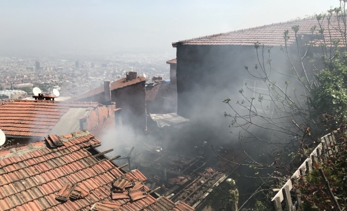Bursa’da yangın evi kül etti