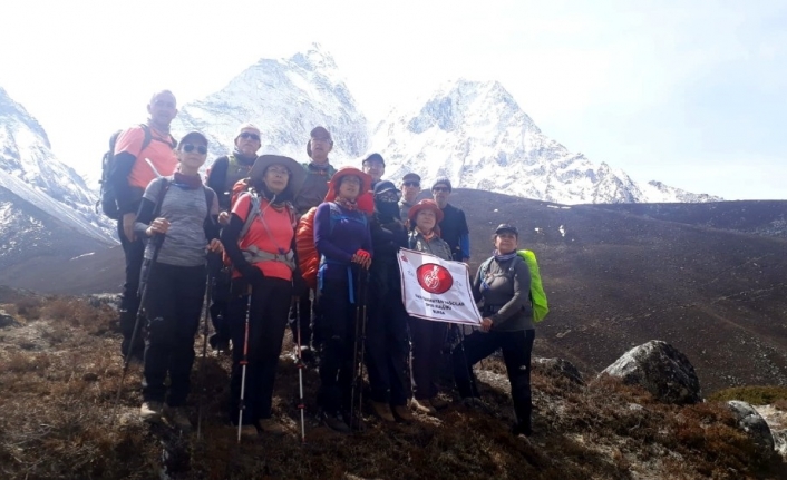 Bursalı dağcılar Everest’e tırmandı