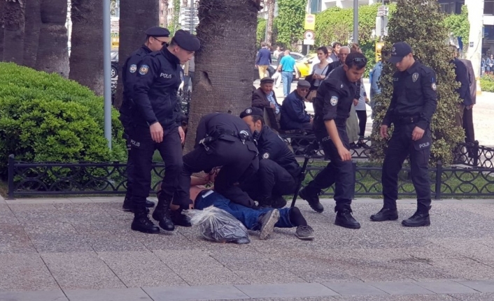 Büyükşehir önünde eline jilet alan şahıs biber gazıyla etkisiz hale getirildi