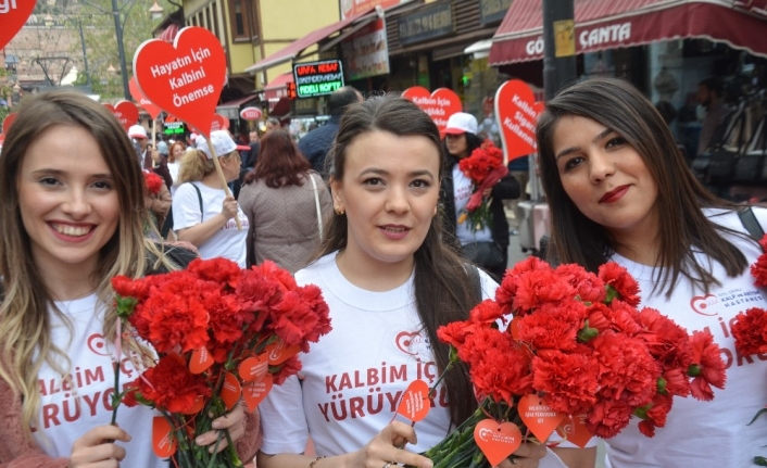 Cadde boyunca karanfil dağıtarak kalp sağlığına dikkat çektiler