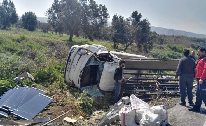 Cam yüklü kamyonet devrildi: 1 yaralı