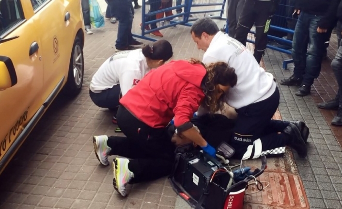 Direksiyon başında seyir halindeyken kalp krizi geçiren taksici önce bariyere ardından kadına çarptı