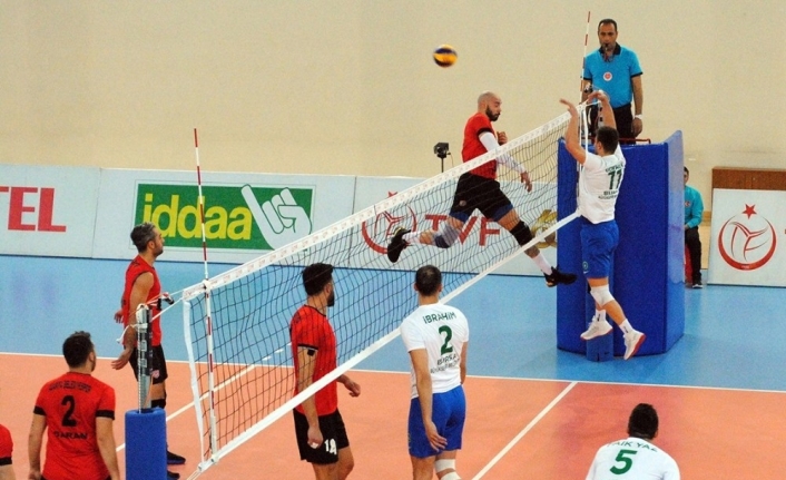 Efeler galibiyetle başladı
