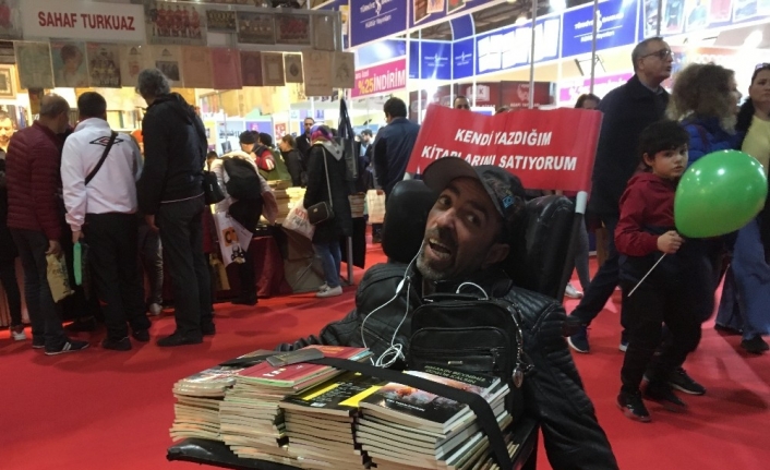 Engel tanımadı tek parmağıyla 17 kitap yazdı
