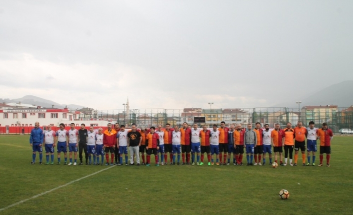 Galatasaraylı veteranlar Gemlik’te gösteri maçı yaptı