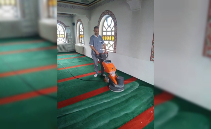 Gönen Camileri’nde Ramazan temizliği