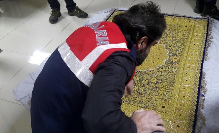 Gümrük kaçağı halıyı jandarma satmak isteyince yakalı ele verdiler